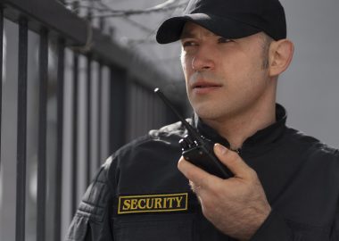 retrato-guardia-seguridad-masculino-estacion-radio